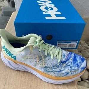 Hoka Womens Clifton 8 running shoes, NEW. Size 8.